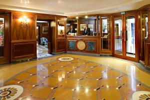 una hall con pavimento in marmo e bar di Hotel Kette a Venezia