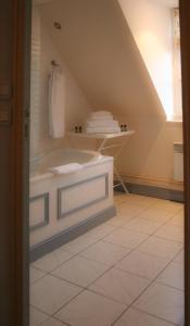 Salle de bains dans l'établissement Relais Hôtelier Douce France