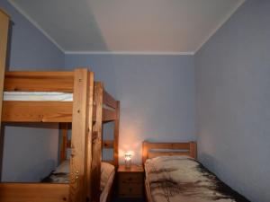 ReddelichにあるQuaint Bungalow in Reddelich near Baltic Sea Coastの小さなベッドルーム(二段ベッド2台、ランプ付)