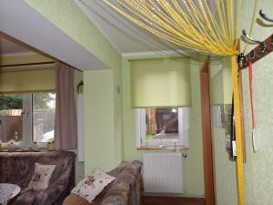 uma sala de estar com um sofá e uma janela em Quaint Bungalow in Reddelich near Baltic Sea Coast em Reddelich