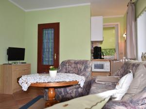 uma sala de estar com um sofá e uma mesa em Quaint Bungalow in Reddelich near Baltic Sea Coast em Reddelich