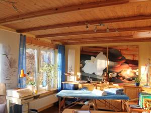 Habitación con mesa y ventana en Sonnige Ferienwohnung am Wald Büdnerreihe, en Heiligenhagen