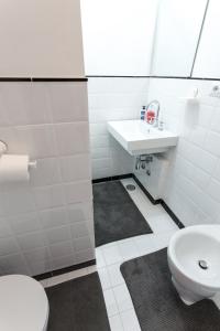 ローマにあるKiss Innの白いバスルーム(洗面台、トイレ付)