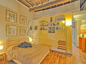 ローマにあるTerrace Governo Vecchioのベッドルーム1室(ベッド1台、椅子付)