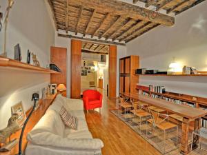 ローマにあるTerrace Governo Vecchioのリビングルーム(白いソファ、赤い椅子付)