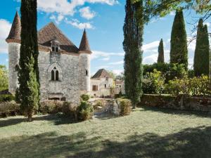 Saint-Caprais-de-LermにあるGrand Castle in Saint Caprais de Lerm with Sauna Bubble Bathのギャラリーの写真