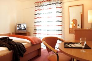 TV a/nebo společenská místnost v ubytování Hotel Rose Heidelberg inklusive Frühstück & Saunanutzung