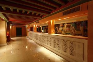 un pasillo con un bar en un edificio en El Ksar Resort & Thalasso, en Sousse