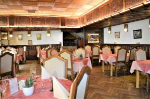 a restaurant with tables and chairs in a room at Logis Hôtel Restaurant Kleiber in Saint-Jean-Saverne