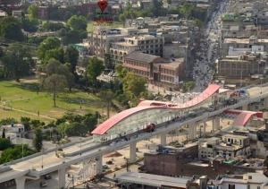 uma ponte sobre uma cidade com um comboio sobre ela em Royalton Hotel Rawalpindi em Rawalpindi