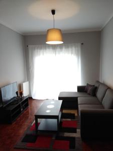 ein Wohnzimmer mit einem Sofa und einem Tisch in der Unterkunft ML Apartments Almirante in Porto