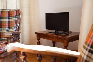 Televízia a/alebo spoločenská miestnosť v ubytovaní Gajic
