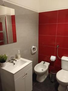ein Badezimmer mit einem weißen Waschbecken und einem WC in der Unterkunft ML Apartments Almirante in Porto