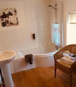 ein Badezimmer mit einer Badewanne und einem Waschbecken in der Unterkunft Ashleigh Lodge in Hunstanton
