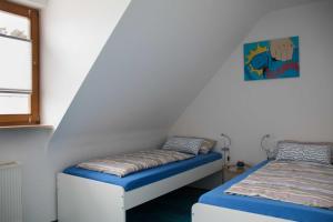 Säng eller sängar i ett rum på Ferienwohnung Weiher - Nähe Nürnberg / Messe