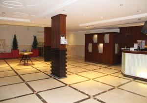 a lobby with a pillar in the middle of a building at شقق درر رامه للشقق المخدومة 3 in Riyadh