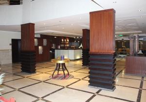 a lobby with pillars and a table in a building at شقق درر رامه للشقق المخدومة 3 in Riyadh