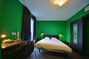 Postel nebo postele na pokoji v ubytování Logis - Hotel Restaurant La Mire