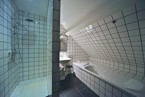 Koupelna v ubytování Logis - Hotel Restaurant La Mire