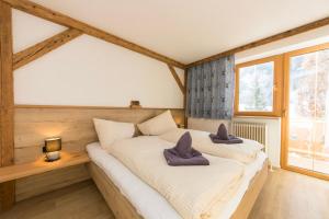 A bed or beds in a room at Alpengasthof Almrose im Heutal