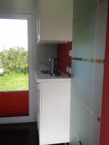 una piccola cucina con bancone e finestra di Luxus Chalet mit Terrasse, sehr ruhig in Kollmar a Kollmar