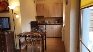 uma cozinha com mesa e cadeiras num quarto em Apartament Jacek em Kolobrzeg