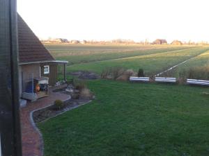 a backyard with a fire pit and a field at Luxus Chalet mit überdachter Terrasse, beste Lage in Kollmar