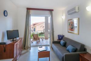 Televízia a/alebo spoločenská miestnosť v ubytovaní Apartments Punta