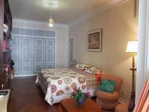 里約熱內盧的住宿－Larne harbour，一间卧室配有一张床和一把椅子