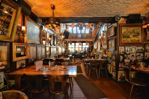 een restaurant met tafels en stoelen in een ruimte bij Hotel und Restaurant Löwenbräu Köln in Keulen