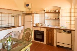 A kitchen or kitchenette at Case Danesi Még 24 kép