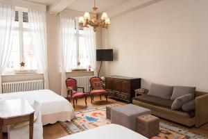 a living room with a bed and a couch at Huis Sint-Andriescruyse in Bruges