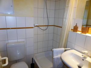 Kúpeľňa v ubytovaní Guido's Ostseetraum, an idyllischen Stränden relaxen, Wiek