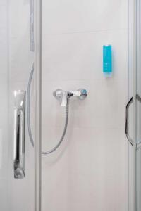 ポズナンにあるUNIC Apartments Dominikańskaのバスルーム(シャワー、シャワーヘッド付)が備わります。