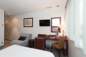 リモージュにあるKyriad Limoges Centre Gare - Atriumの机と椅子のあるホテルの部屋 +43枚の写真