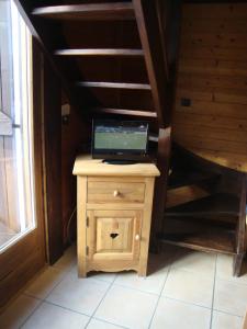 Una computadora portátil sobre una mesa en una habitación. en Le Manège Ouest, en Saint-Gervais-les-Bains