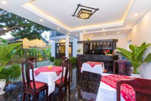 Een restaurant of ander eetgelegenheid bij Hoi An Hideaway Villa