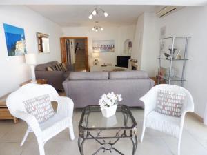 salon z kanapą, 2 krzesłami i stołem w obiekcie Casa Sentosa w mieście Carvoeiro
