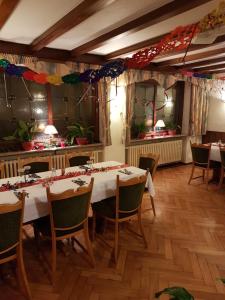 Restaurace v ubytování Pension Gasthof Zum Lamm