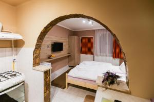 Posteľ alebo postele v izbe v ubytovaní Lara Apartman