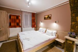 Posteľ alebo postele v izbe v ubytovaní Lara Apartman