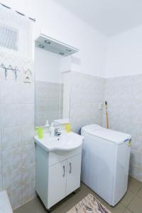 Kúpeľňa v ubytovaní Lara Apartman