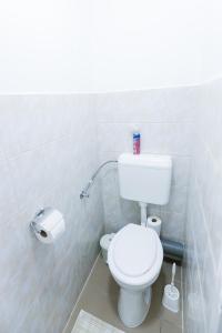 Kúpeľňa v ubytovaní Lara Apartman