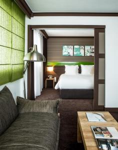 ヴァル・ディゼールにあるHotel Ormeluneのベッドとソファ付きのホテルルーム