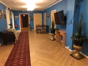 uma sala de estar com paredes azuis e piso em madeira em Barents Hotell em Kirkenes