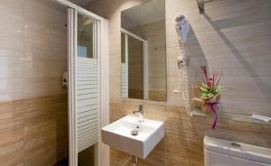y baño con lavabo y espejo. en Hostal Barcelona en Barcelona