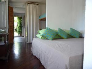 モルトラージオにあるCharming Villa with Lake view in Moltrasioのベッドルーム1室(青と緑の枕が備わるベッド1台付)