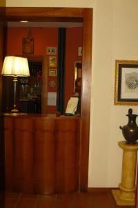 Cette chambre comprend un bar avec une lampe et un miroir. dans l'établissement Hotel La Rocca, à Gubbio