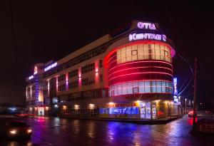 スタヴロポリにあるHotel Kentavrの夜間の看板のある建物