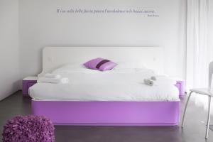 Una cama o camas en una habitación de Chromotel self check-in